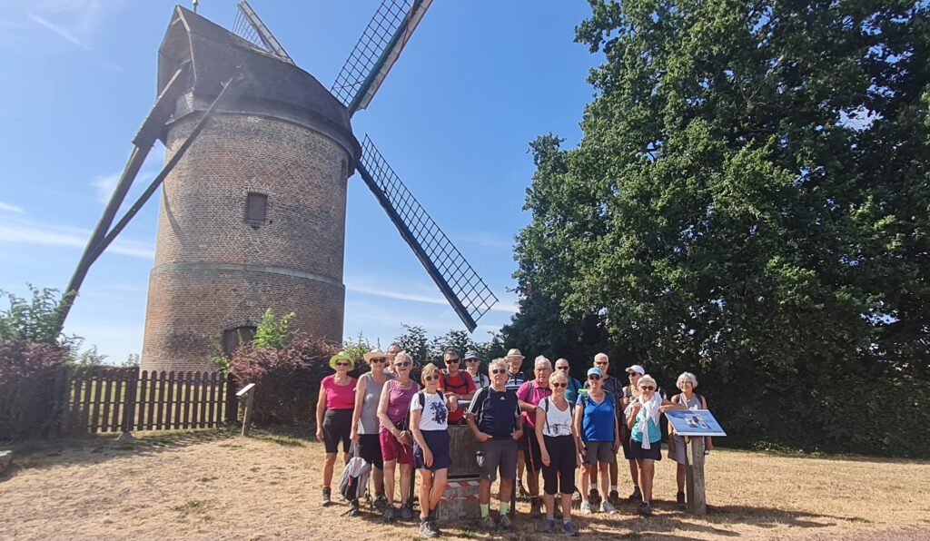 18 marcheurs devant le moulin de Vertain